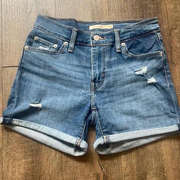 LEVIS Mid Length shorts - Picture 1 of 2
